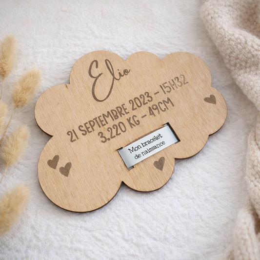 Support de bracelet de naissance en bois en forme de nuage avec prénom et informations de naissance, souvenir bébé à exposer