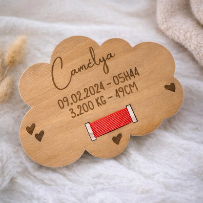Support de bracelet de naissance en bois en forme de nuage avec prénom et informations de naissance, souvenir bébé à exposer