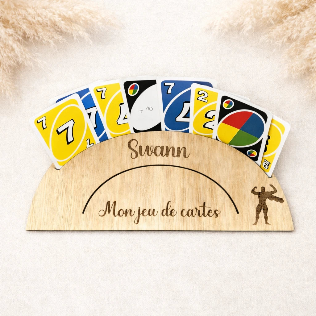 Support de cartes de jeu en bois en contreplaqué 3 mm personnalisé avec prénom. Idéal pour enfant, facilite la prise en main des cartes.
