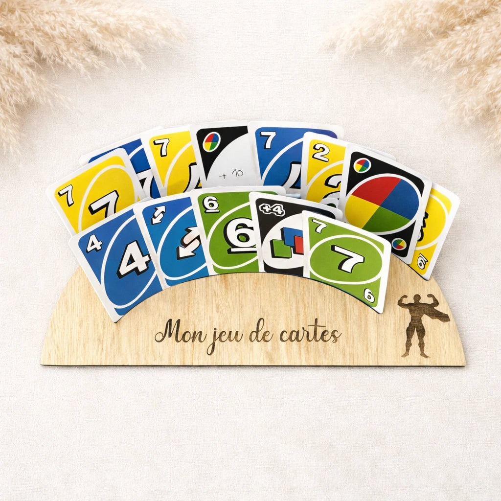Support de cartes de jeu en bois en contreplaqué 3 mm personnalisé avec prénom. Idéal pour enfant, facilite la prise en main des cartes.
